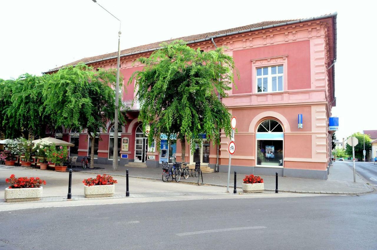 Hotel Piros Arany Panzio Kalocsa Zewnętrze zdjęcie