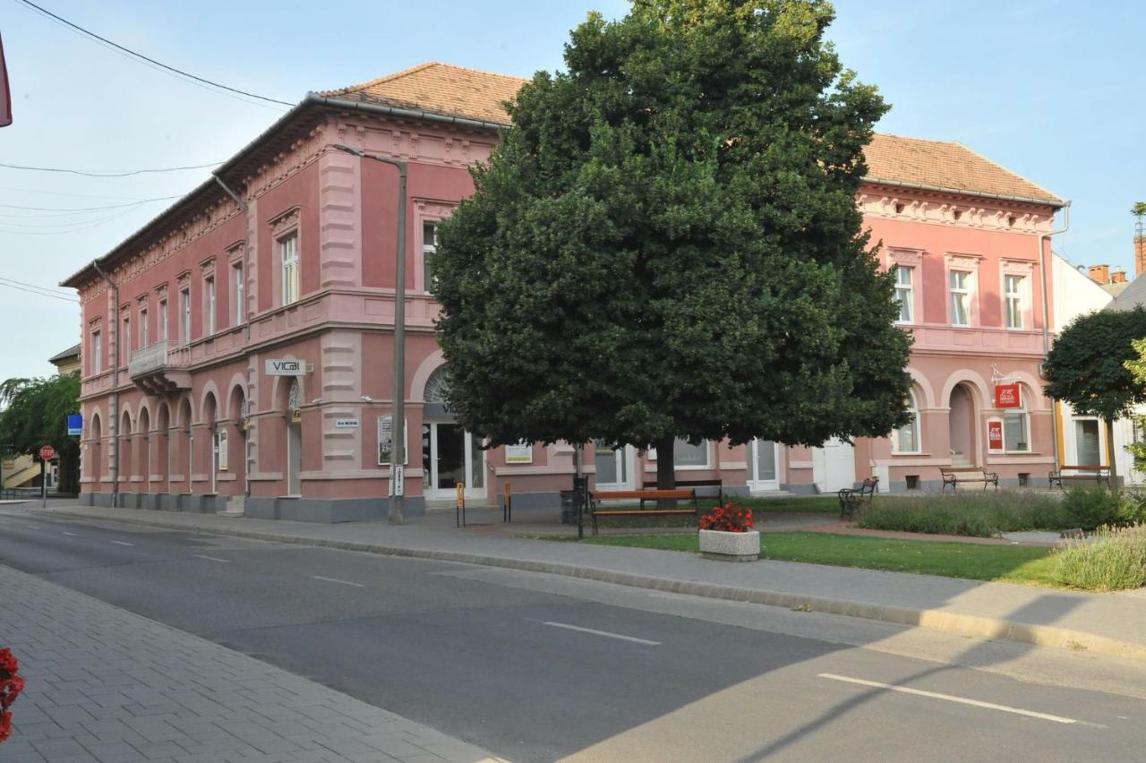 Hotel Piros Arany Panzio Kalocsa Zewnętrze zdjęcie